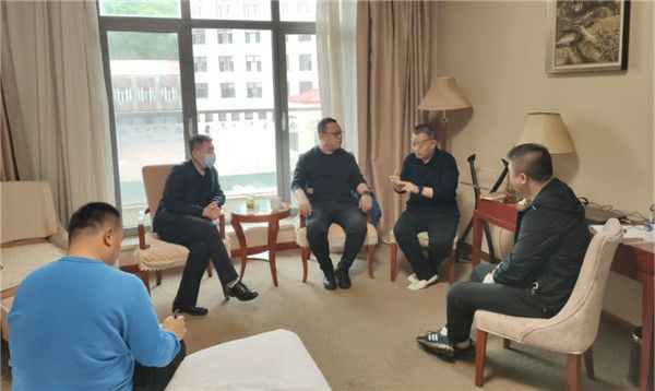 山東科技大學(xué)實用礦山壓力研究中心主任石永奎教授、郝建博士應(yīng)邀赴龍煤雙鴨山礦業(yè)集團(tuán)進(jìn)行技術(shù)交流